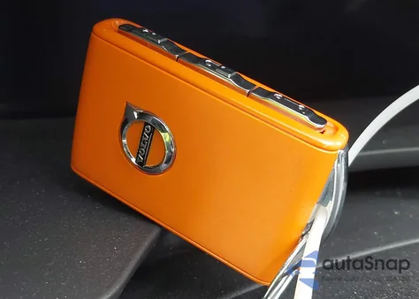 2024 Volvo Xc60 B5 Ultimate Dark Theme z USA, uszkodzony, nr VIN YV4L12RM0R1719376